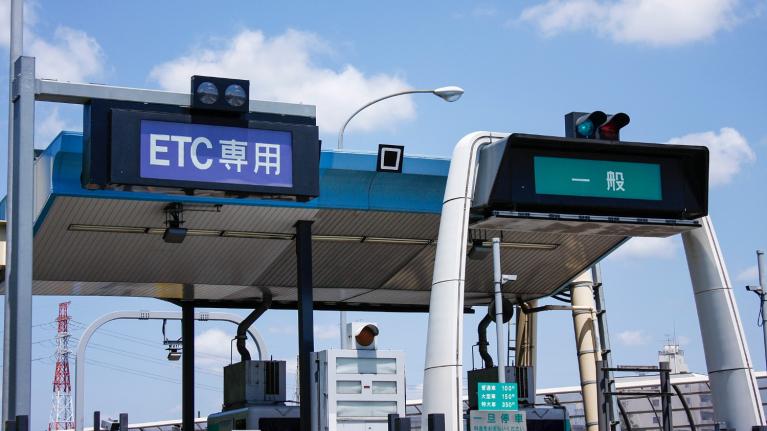 テレマティクスサービス - 高速道路の料金所
