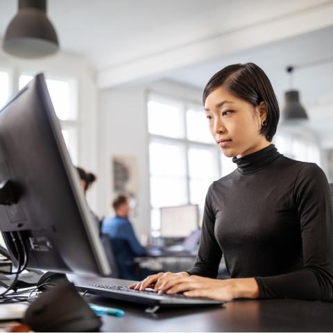 HERE(ヒア)フリートマネジメントの地図情報データサービスプラットフォームを使う女性