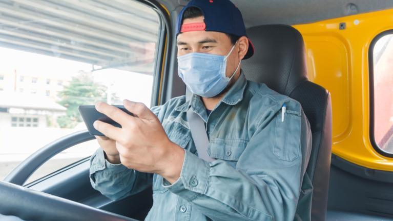 高精度地図データをもとにした車両管理情報をスマートフォン上で取得するトラックドライバー