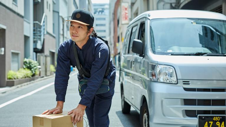 車両管理(フリートマネジメント)システムで効率的に働く男性