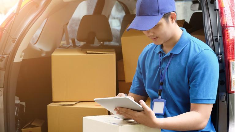 タブレットを使い、高精度なジオコーディングで位置情報を得る運送業者