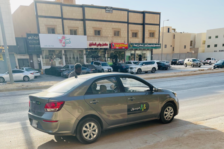 A Mrsool delivery driver in Saudi Arabia